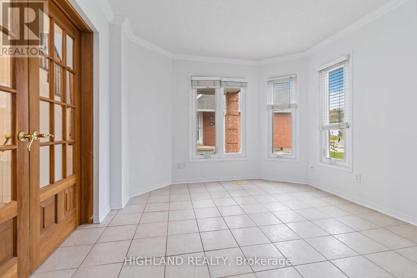 6329 Prairie Circle, Mississauga, Ontario  L5N 5V6 - Photo 5 - W12494340