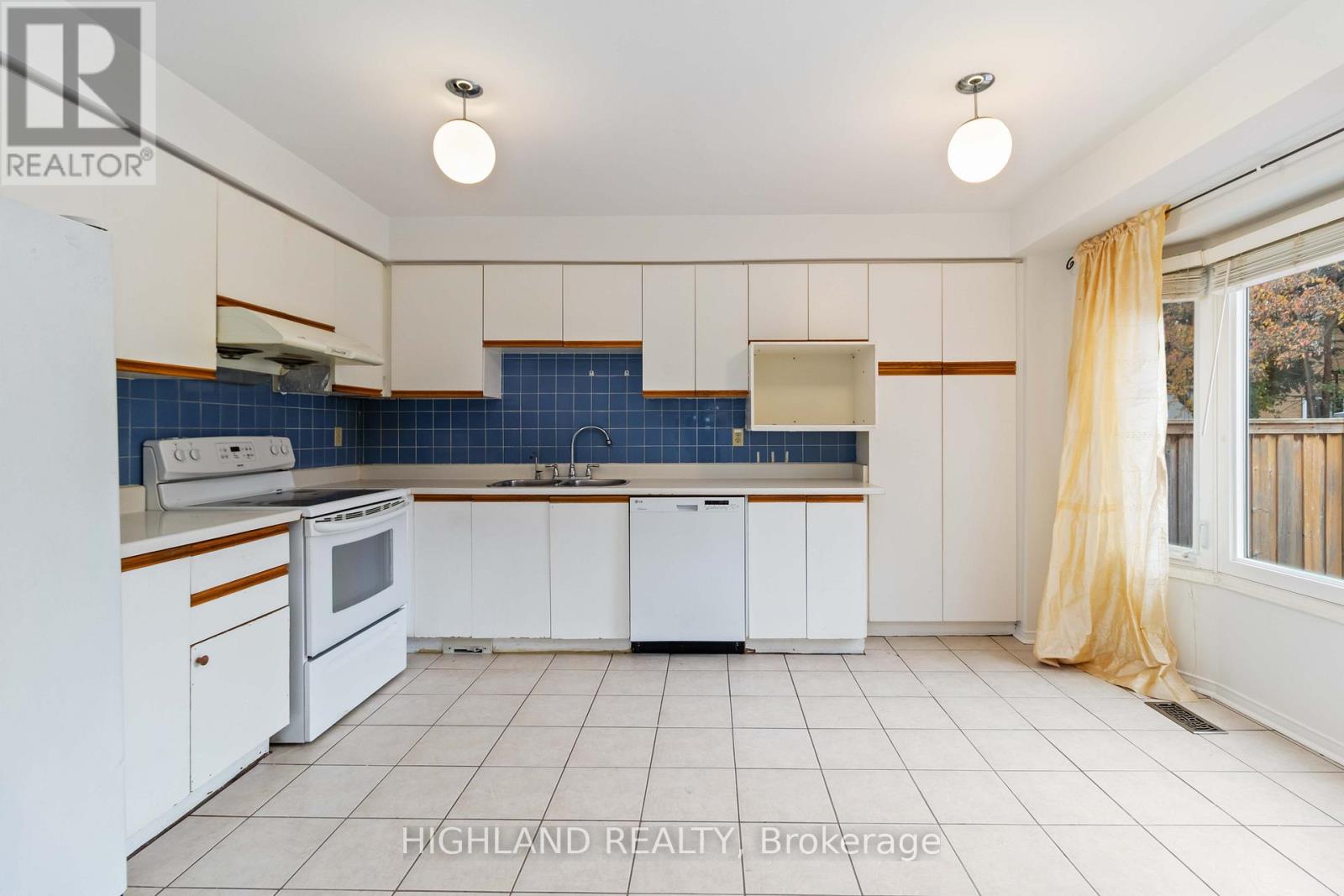 6329 Prairie Circle, Mississauga, Ontario  L5N 5V6 - Photo 9 - W12494340