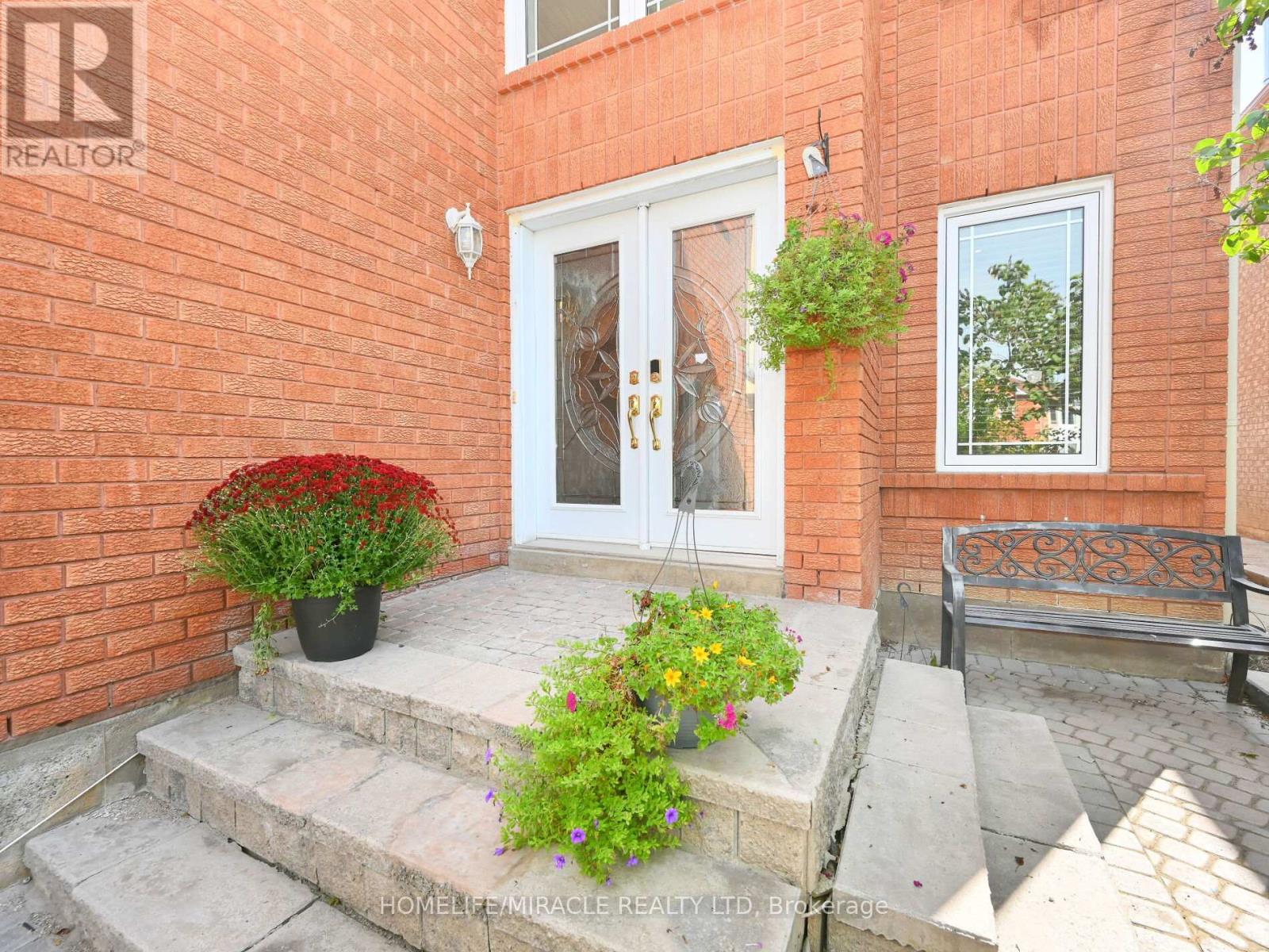 1184 Windsor Hill Boulevard, Mississauga, Ontario  L5V 1N9 - Photo 3 - W12494350