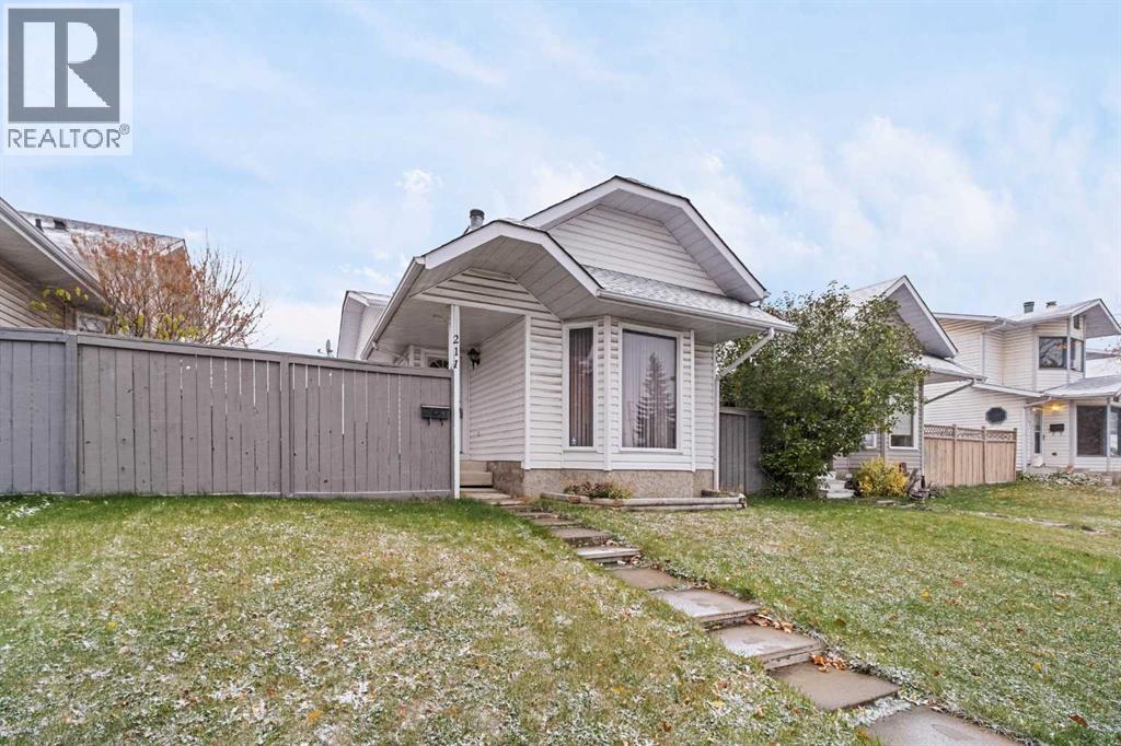 211 Sandstone Drive Nw, Calgary, Alberta  T3K 3C4 - Photo 3 - A2174813