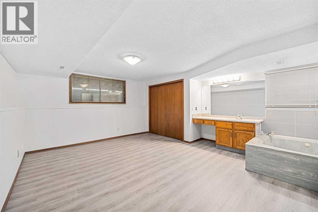 211 Sandstone Drive Nw, Calgary, Alberta  T3K 3C4 - Photo 24 - A2174813