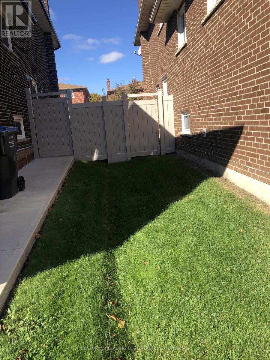 B - 1588 Corkstone Glade, Mississauga, Ontario  L4W 2E7 - Photo 11 - W12482567