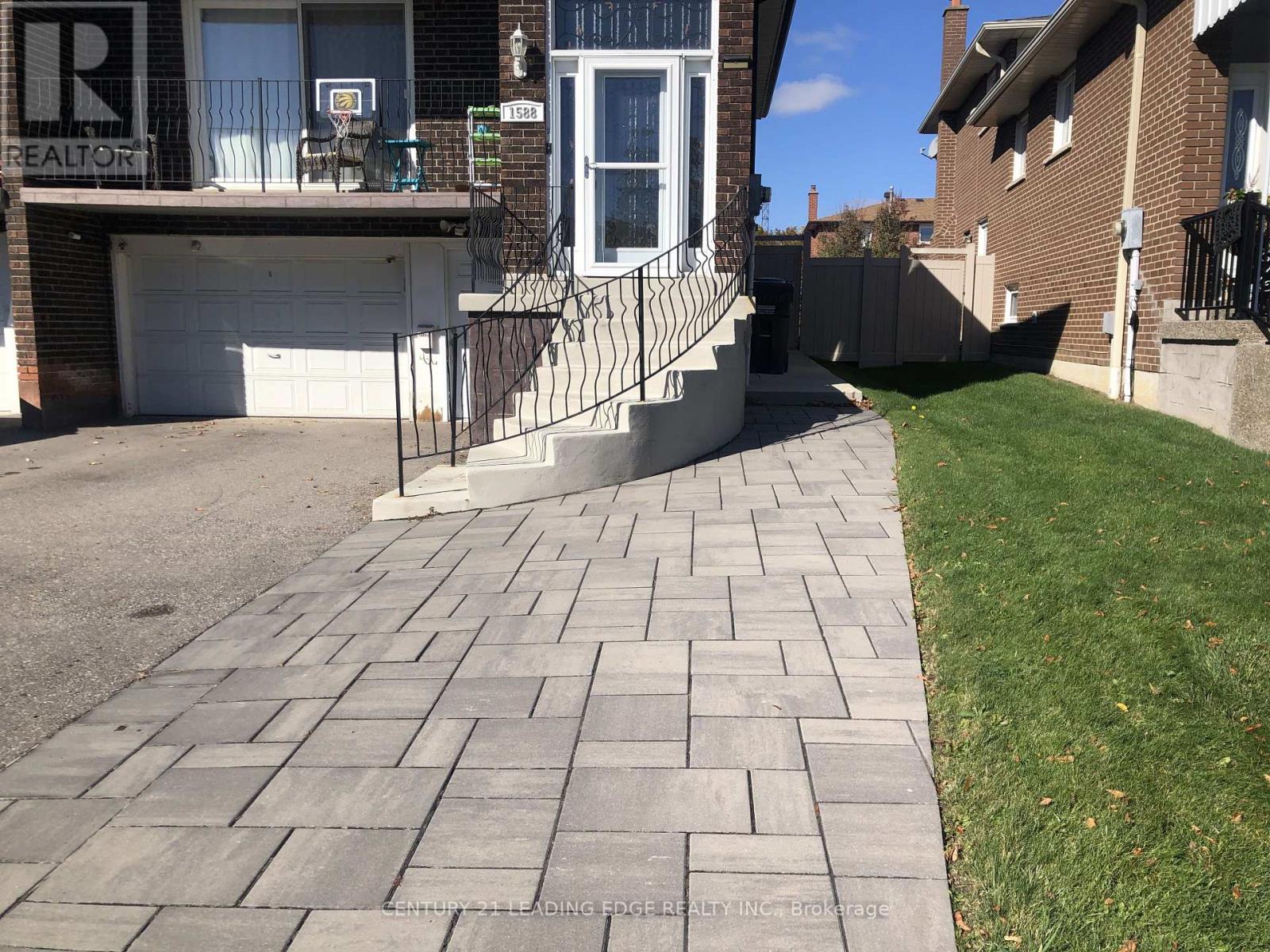 B - 1588 Corkstone Glade, Mississauga, Ontario  L4W 2E7 - Photo 3 - W12482567