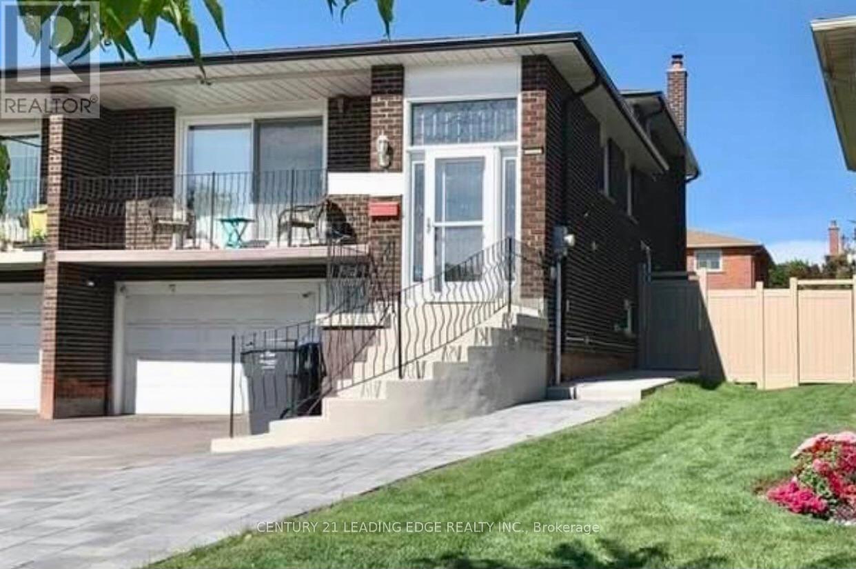 B - 1588 Corkstone Glade, Mississauga, Ontario  L4W 2E7 - Photo 2 - W12482567