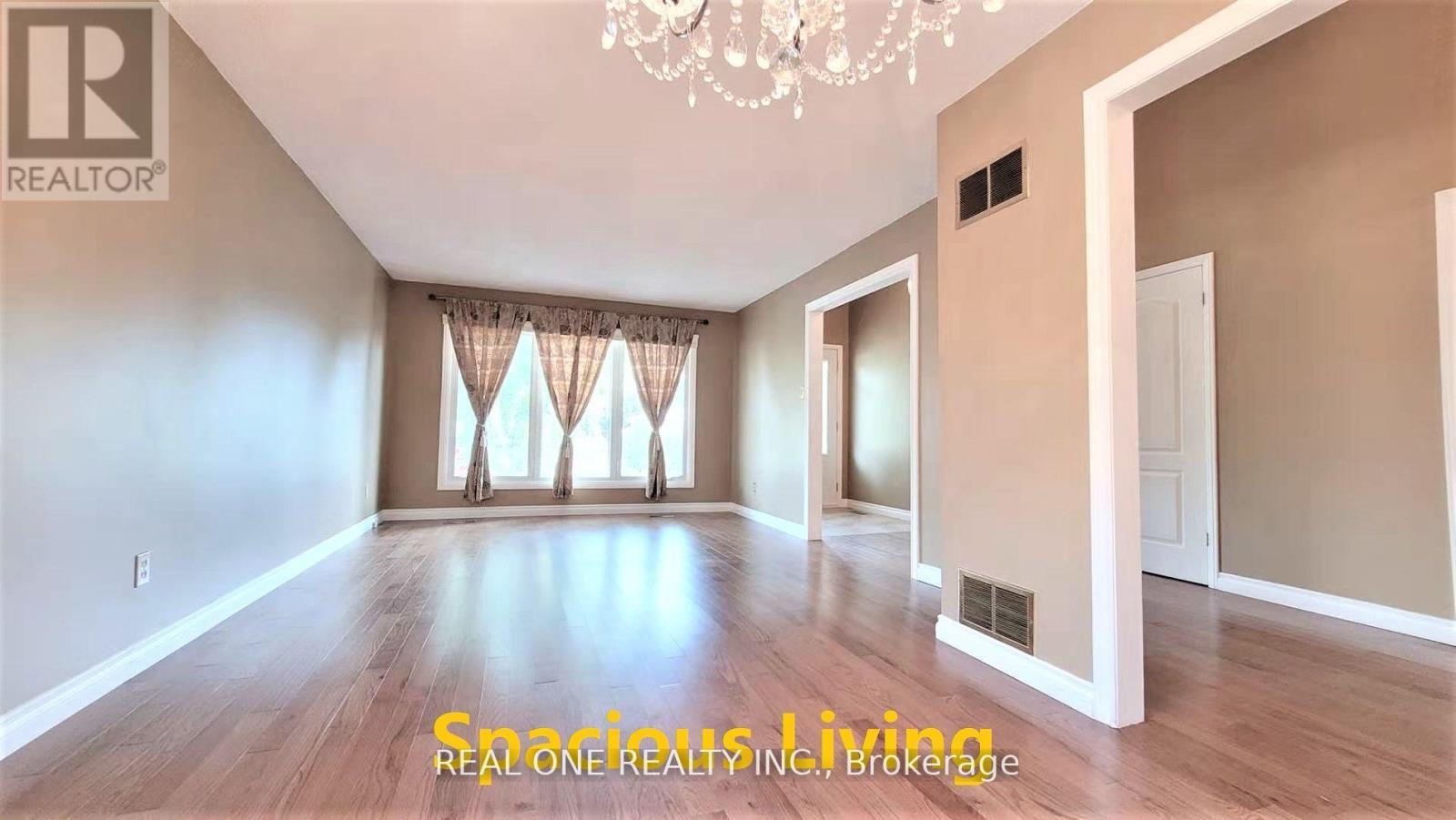 Upper - 2405 Benedet Drive, Mississauga, Ontario  L5J 4H5 - Photo 2 - W12494364