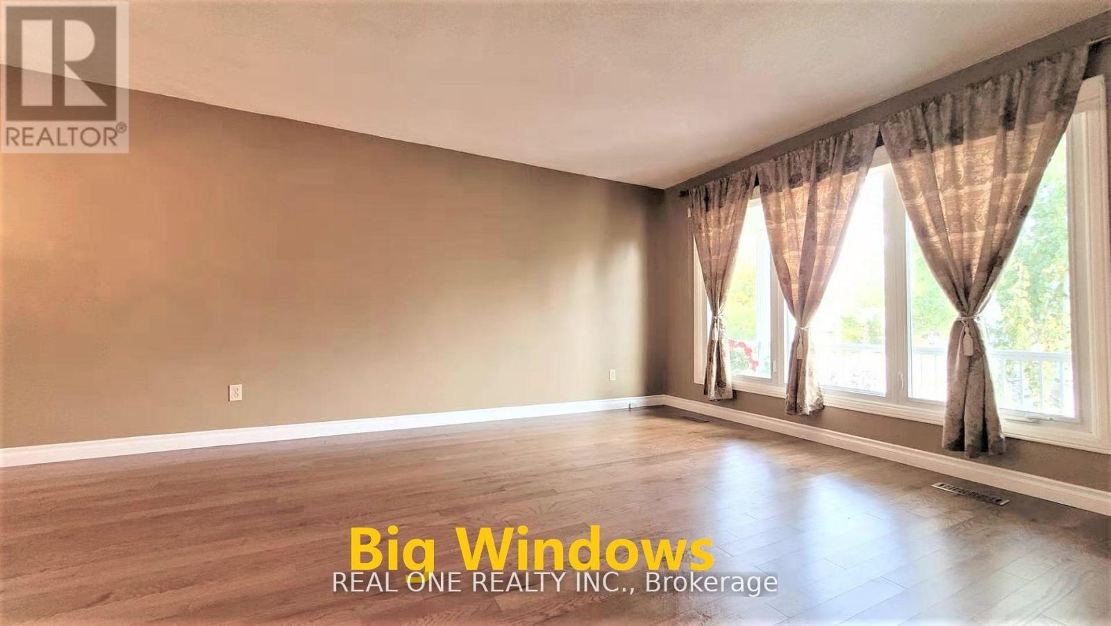 Upper - 2405 Benedet Drive, Mississauga, Ontario  L5J 4H5 - Photo 3 - W12494364