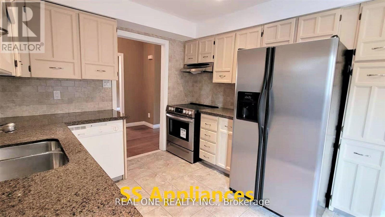 Upper - 2405 Benedet Drive, Mississauga, Ontario  L5J 4H5 - Photo 8 - W12494364