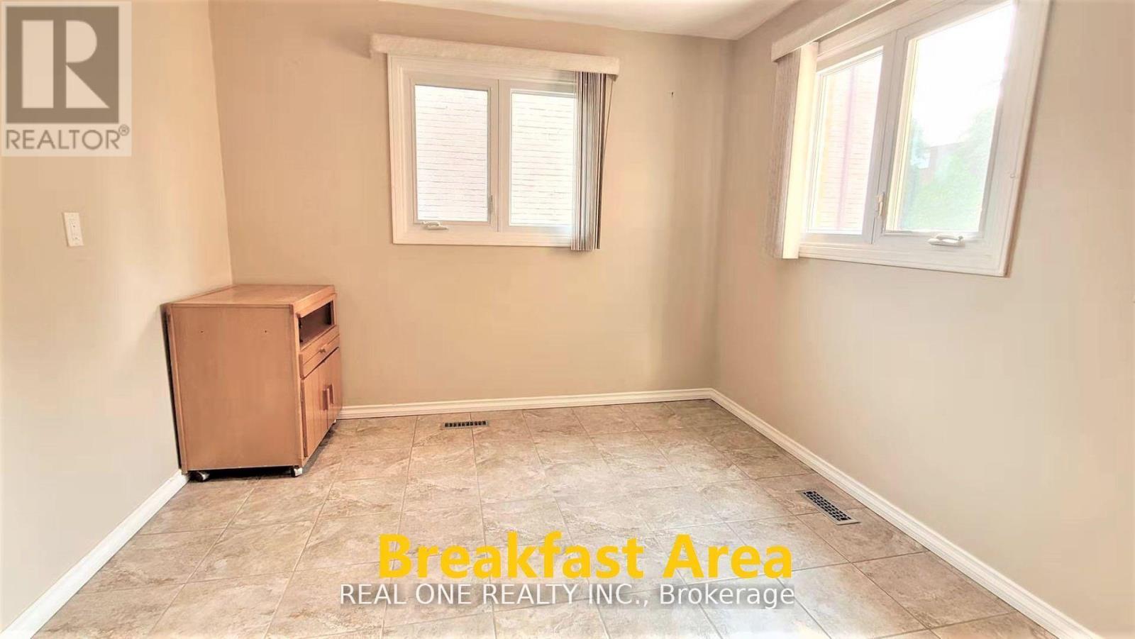 Upper - 2405 Benedet Drive, Mississauga, Ontario  L5J 4H5 - Photo 9 - W12494364