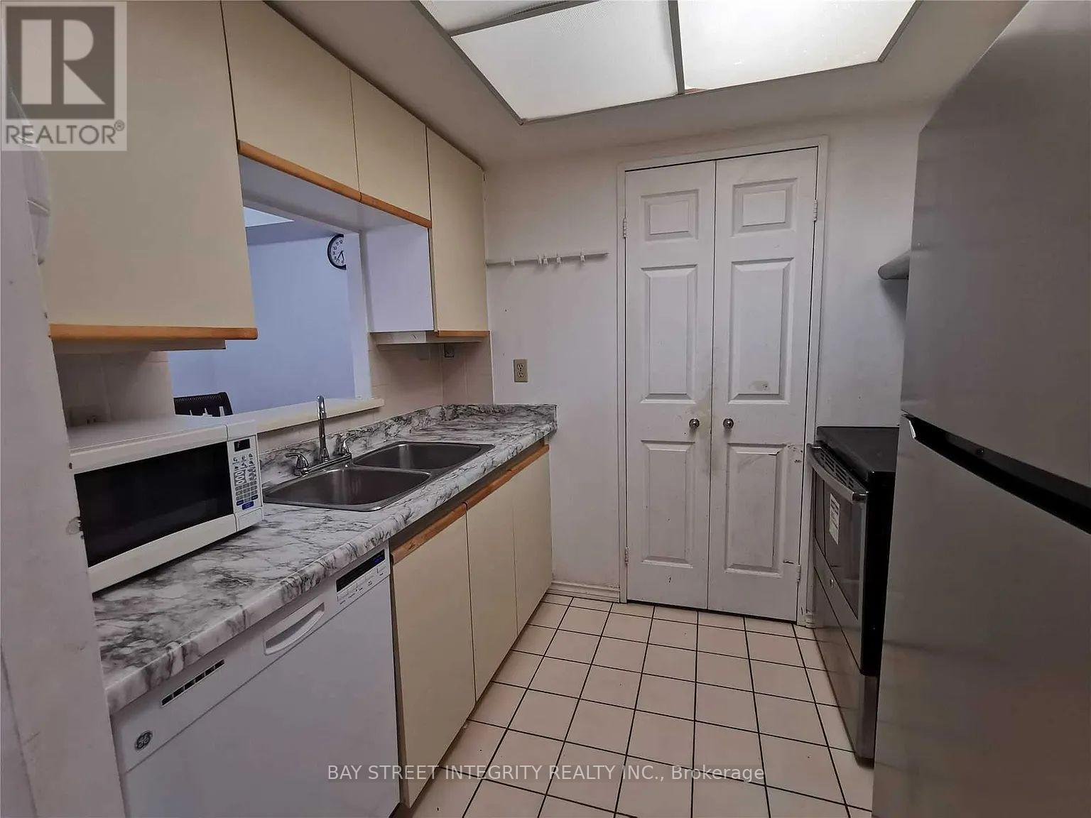 1011 - 265 Enfield Place, Mississauga, Ontario  L5B 3Y7 - Photo 7 - W12494388