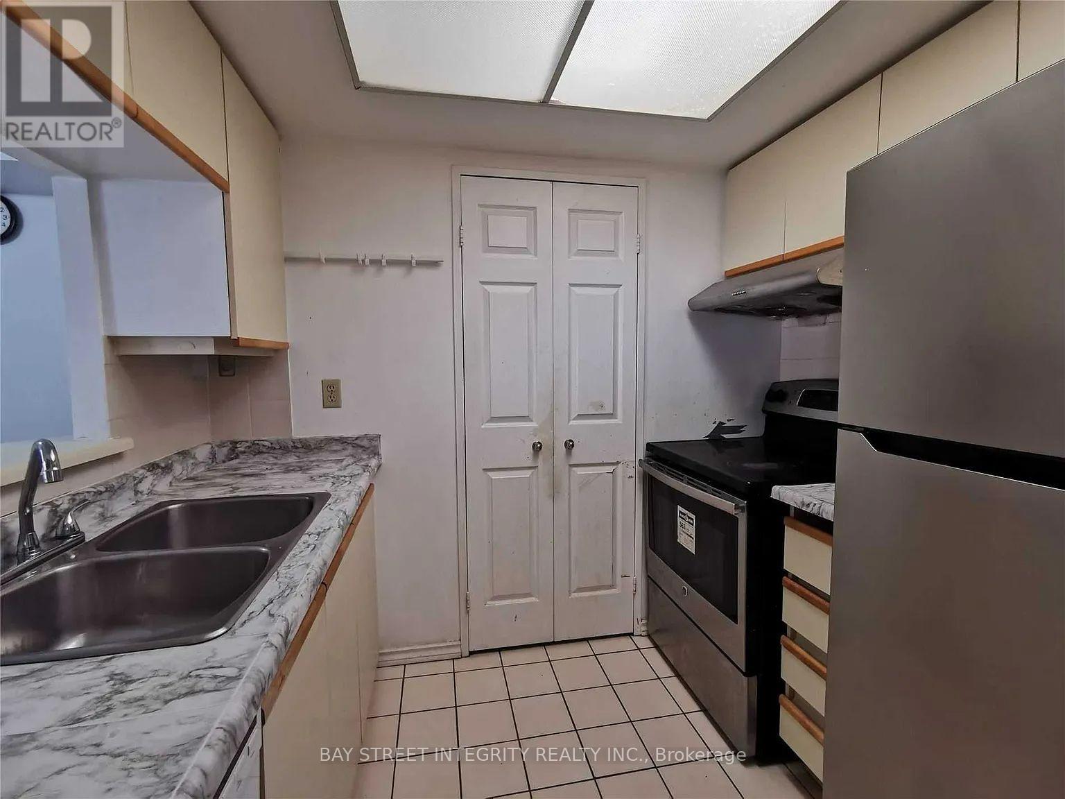 1011 - 265 Enfield Place, Mississauga, Ontario  L5B 3Y7 - Photo 8 - W12494388