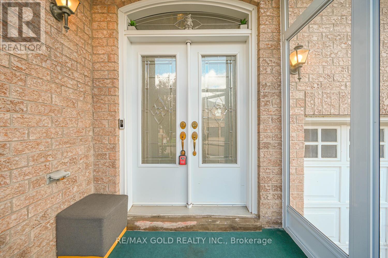 23 Yellow Pine Road, Brampton, Ontario  L6P 2E4 - Photo 5 - W12494390