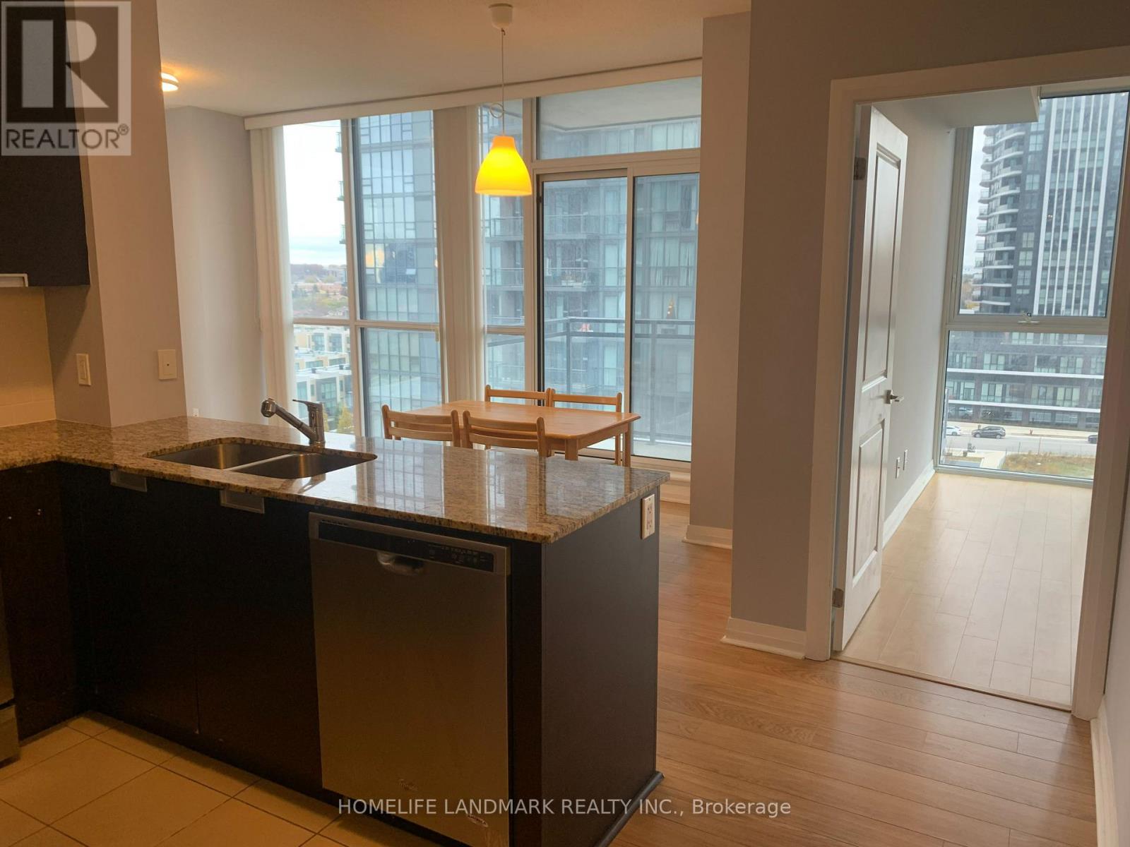 802 - 55 Eglinton Avenue W, Mississauga, Ontario  L5R 0E4 - Photo 3 - W12494396