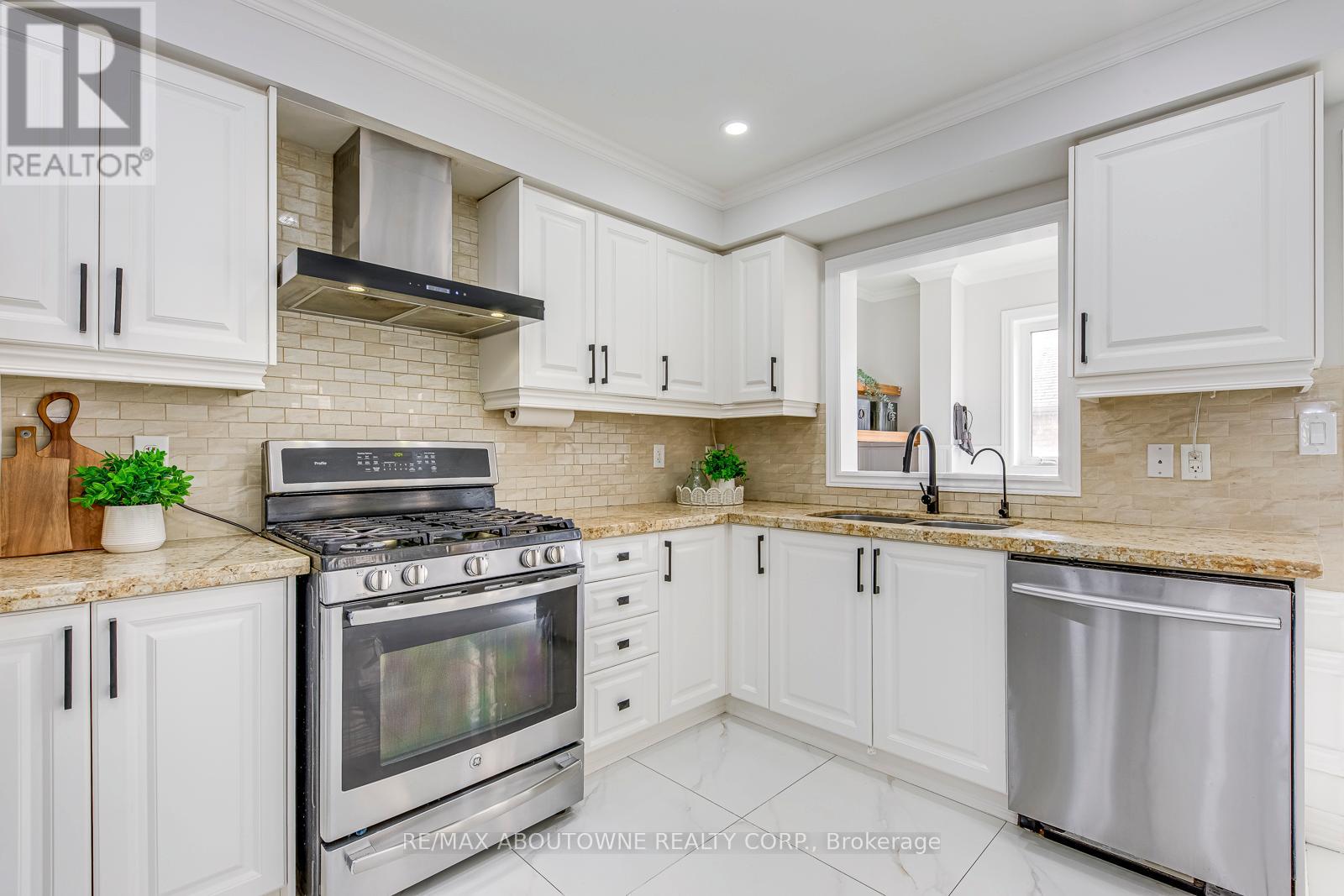 3100 Robert Brown Boulevard, Oakville, Ontario  L6M 4L7 - Photo 15 - W12494402