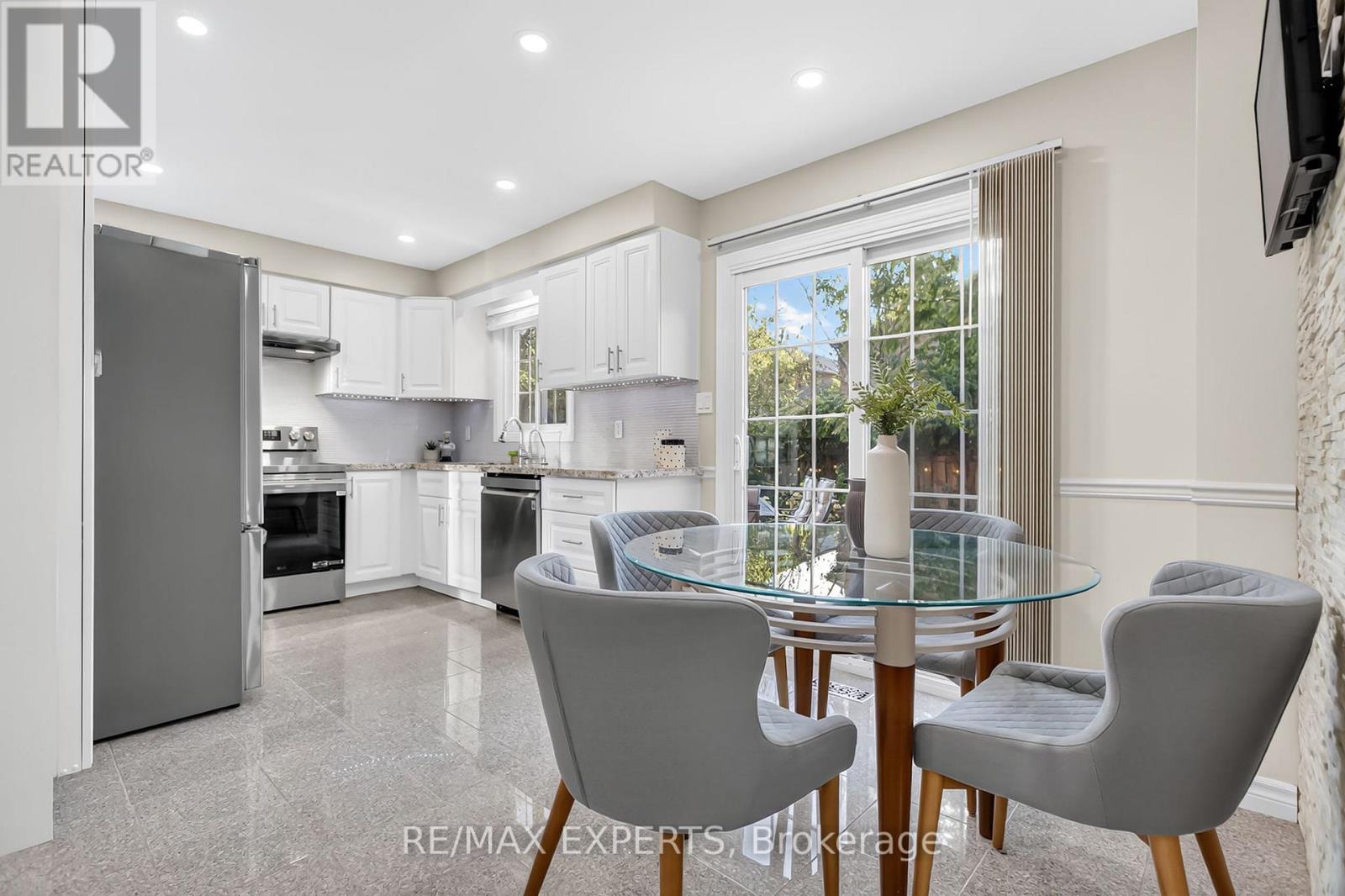 1382 Hazel Mccleary Drive, Oakville, Ontario  L6J 7B1 - Photo 10 - W12494430