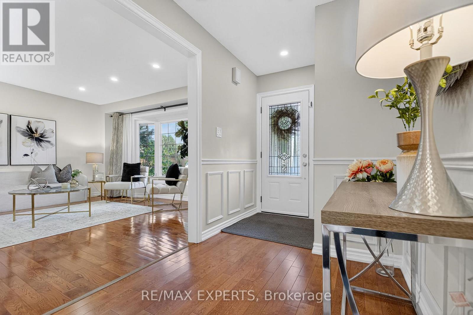 1382 Hazel Mccleary Drive, Oakville, Ontario  L6J 7B1 - Photo 2 - W12494430