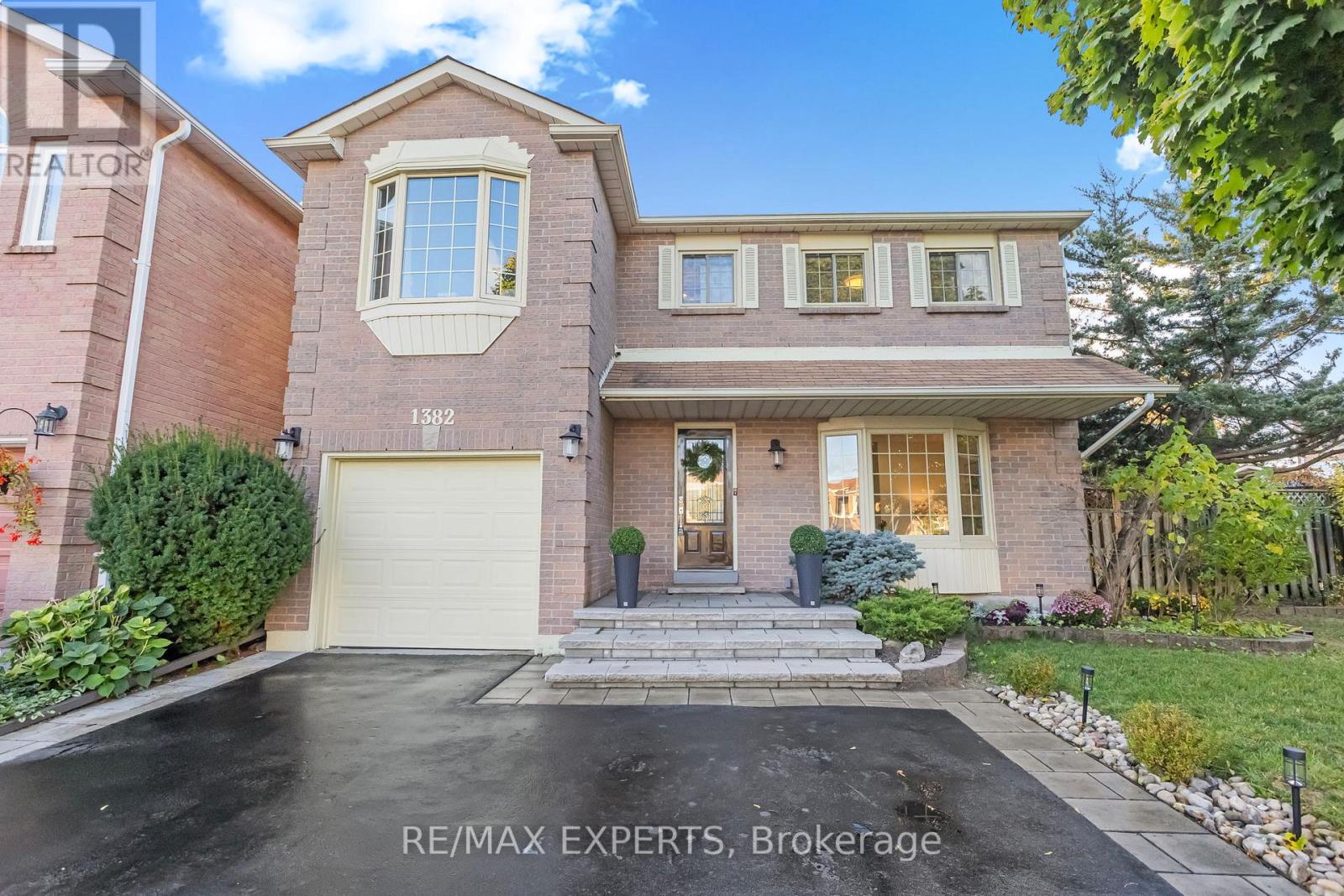 1382 Hazel Mccleary Drive, Oakville, Ontario  L6J 7B1 - Photo 33 - W12494430