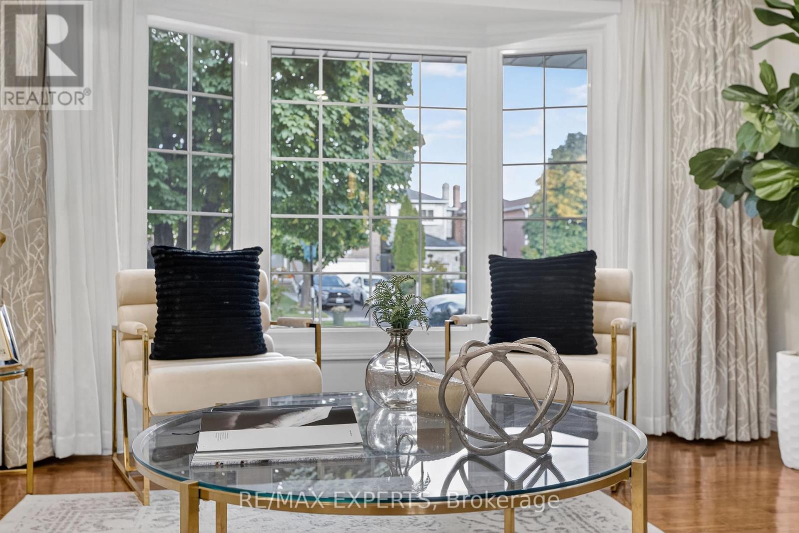 1382 Hazel Mccleary Drive, Oakville, Ontario  L6J 7B1 - Photo 5 - W12494430