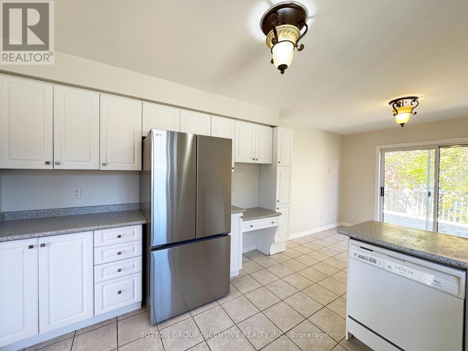 18 Forest Dale Drive, Barrie (Little Lake), Ontario  L4M 6M7 - Photo 11 - S12494464