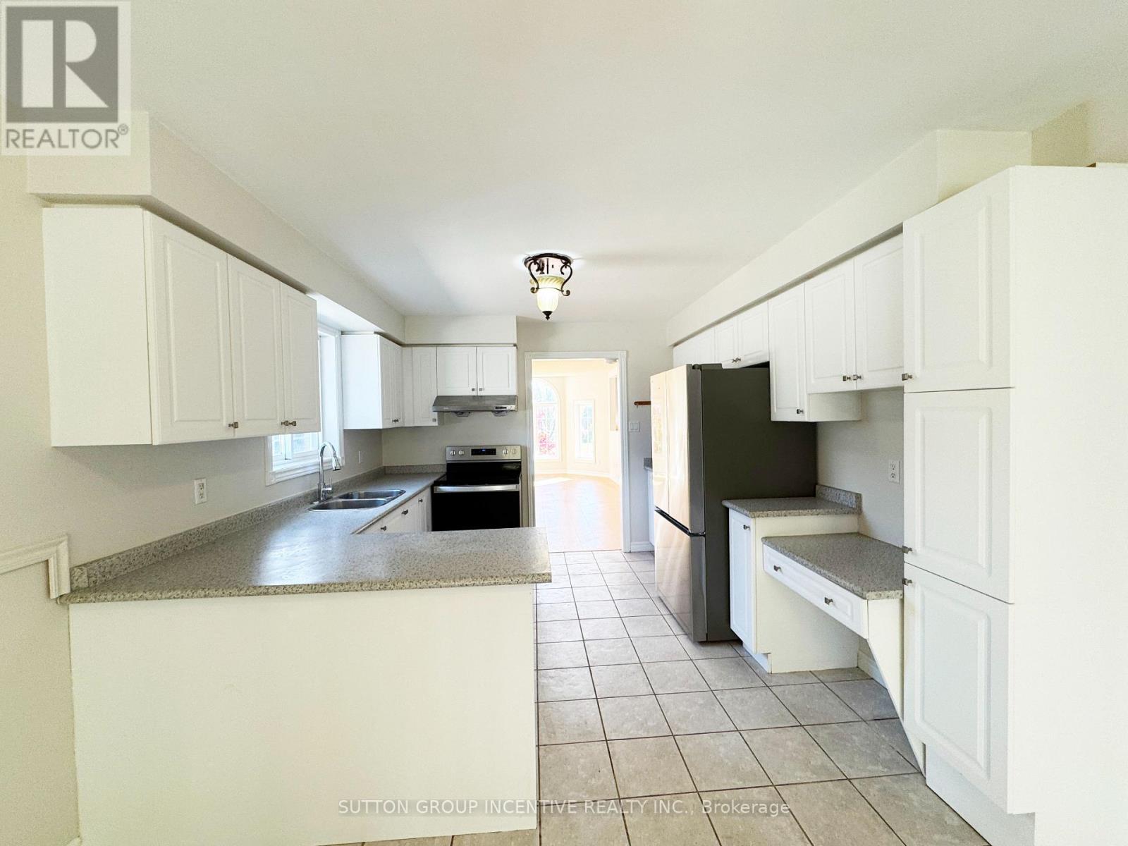 18 Forest Dale Drive, Barrie (Little Lake), Ontario  L4M 6M7 - Photo 12 - S12494464