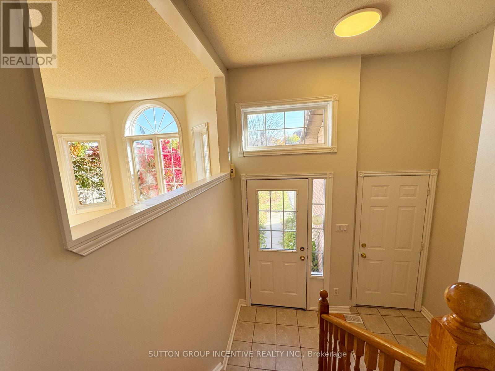 18 Forest Dale Drive, Barrie (Little Lake), Ontario  L4M 6M7 - Photo 4 - S12494464