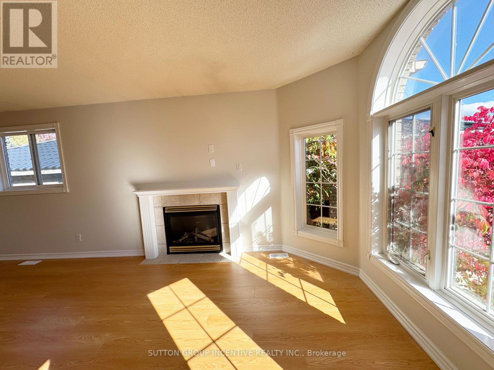 18 Forest Dale Drive, Barrie (Little Lake), Ontario  L4M 6M7 - Photo 5 - S12494464