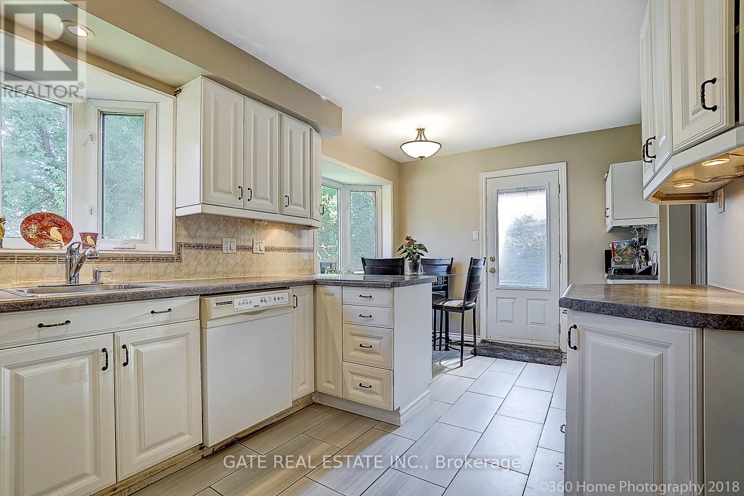 16 Massey Street, Brampton, Ontario  L6S 2W1 - Photo 4 - W12494474