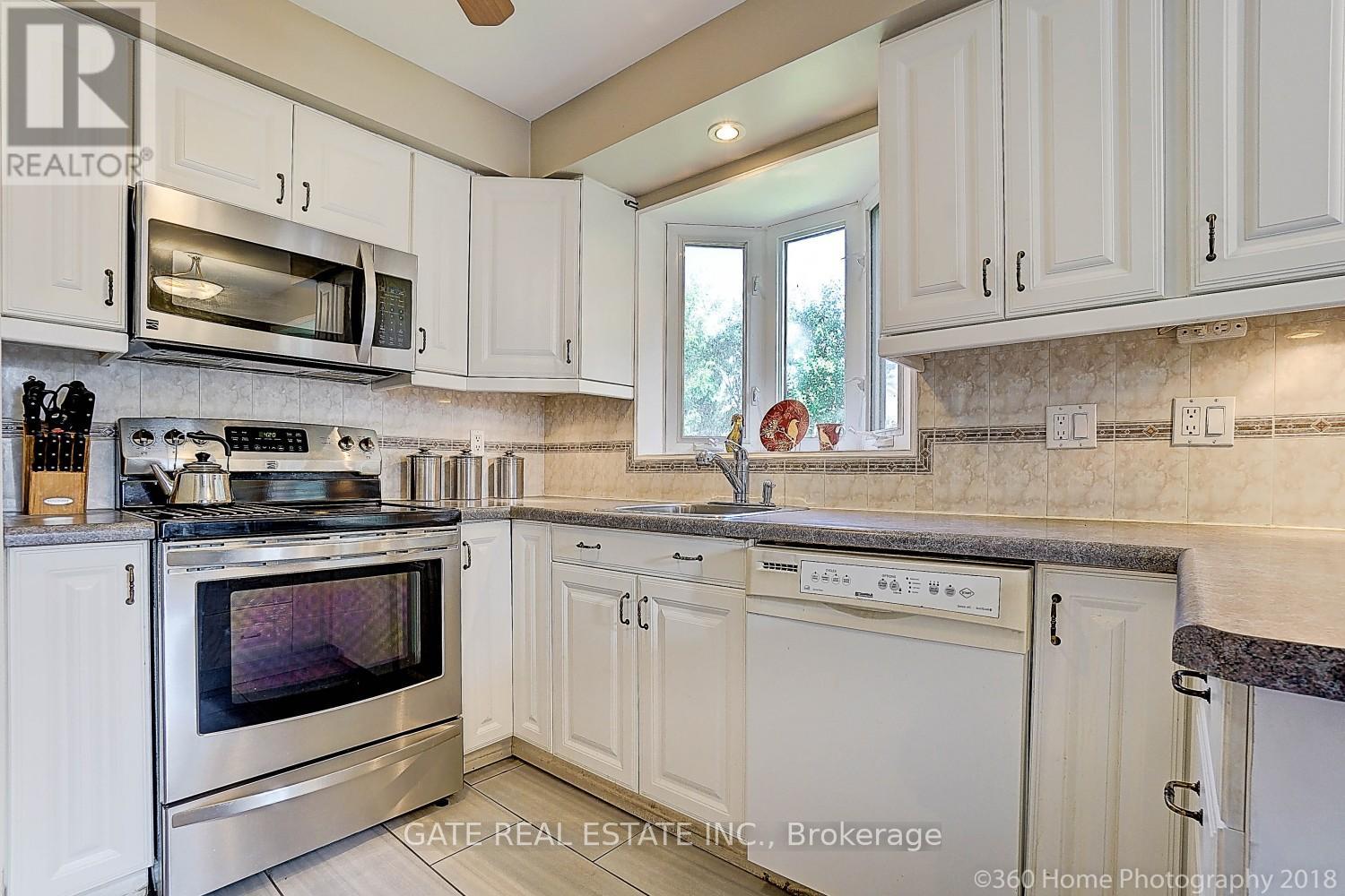 16 Massey Street, Brampton, Ontario  L6S 2W1 - Photo 5 - W12494474