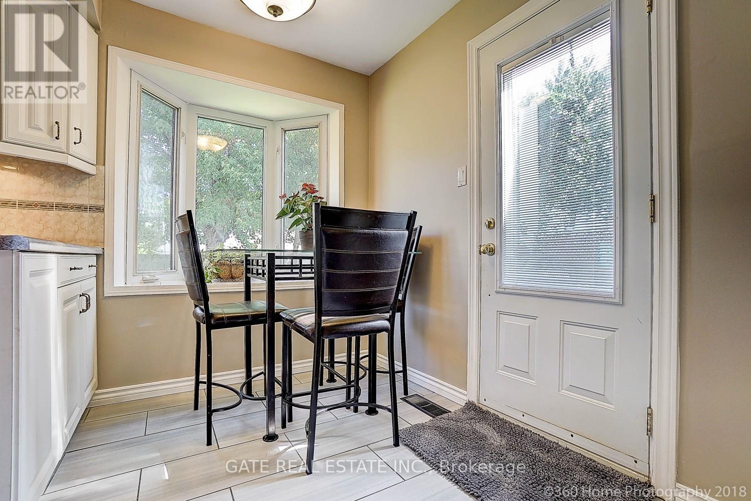 16 Massey Street, Brampton, Ontario  L6S 2W1 - Photo 6 - W12494474