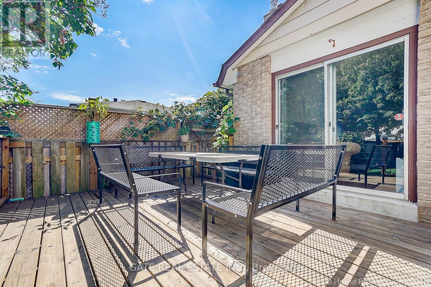 16 Massey Street, Brampton, Ontario  L6S 2W1 - Photo 7 - W12494474