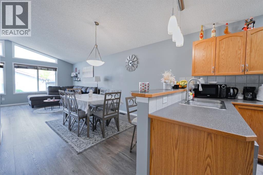 101 Prestwick Rise Se, Calgary, Alberta  T2Z 4A6 - Photo 6 - A2255438