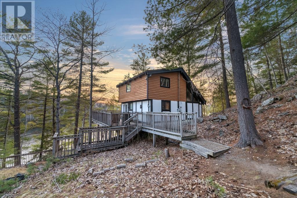 1033 BAYVIEW POINT ROAD, Lake of Bays, Ontario