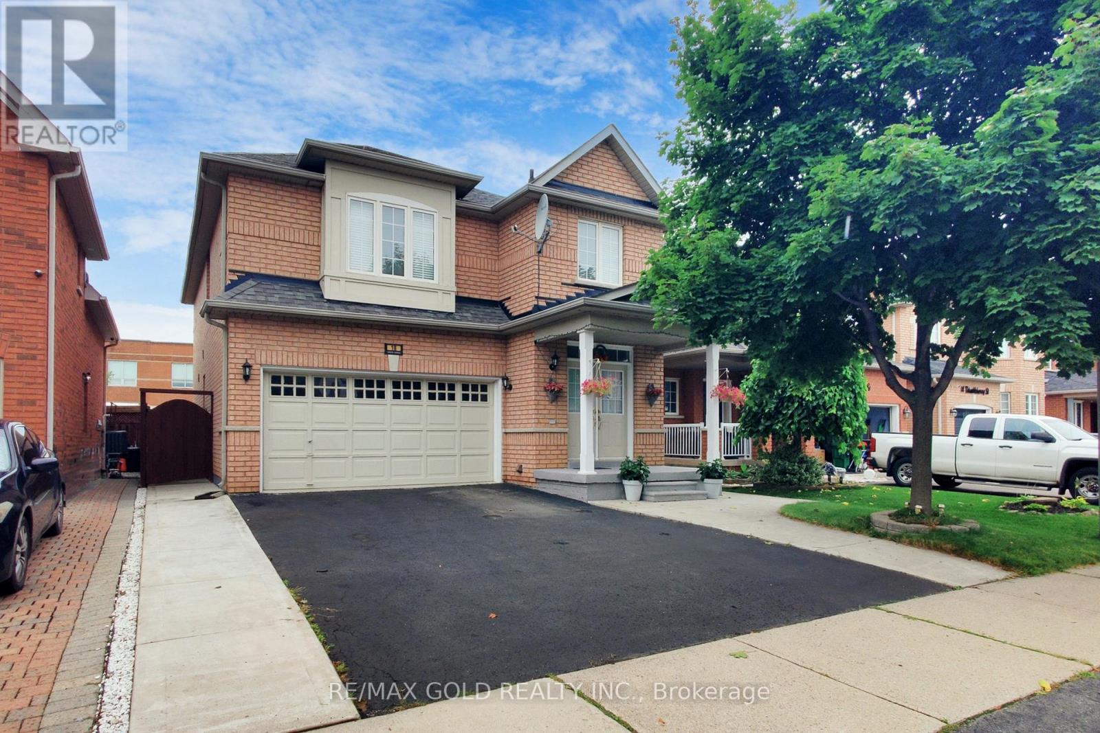 18 THIMBLEBERRY STREET, Brampton, Ontario