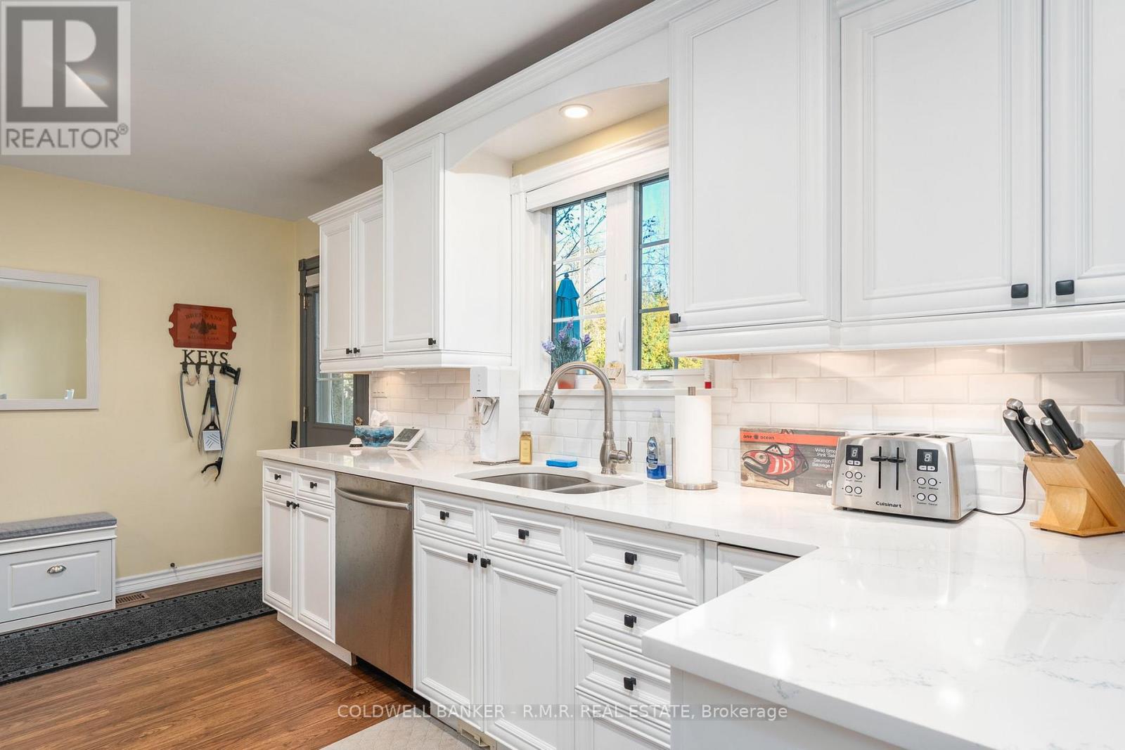 32 Iris Drive, Kawartha Lakes (Fenelon), Ontario  K0M 1G0 - Photo 7 - X12494586