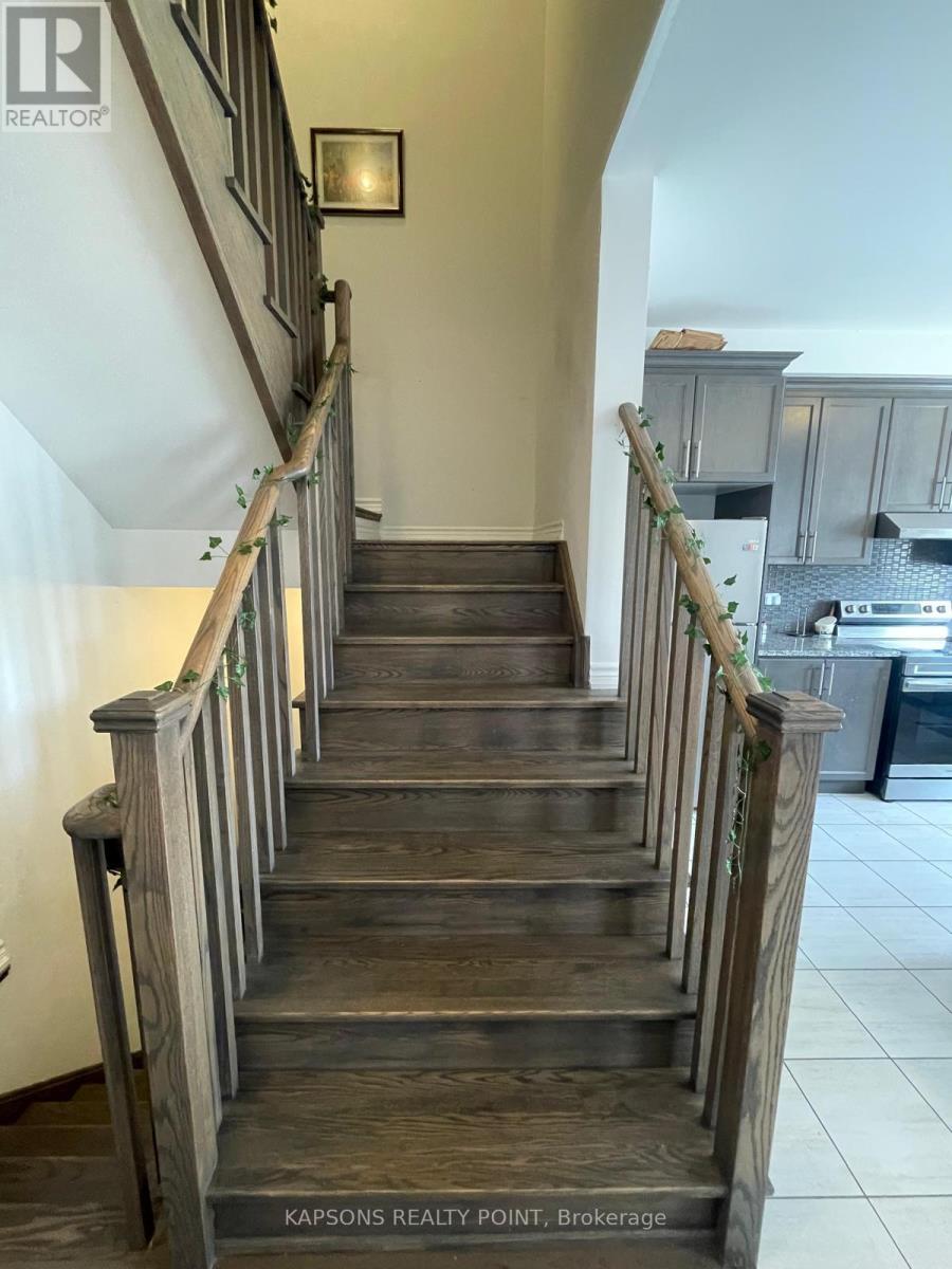 11 Gemma Place, Brampton, Ontario  L6Z 0J5 - Photo 5 - W12485916