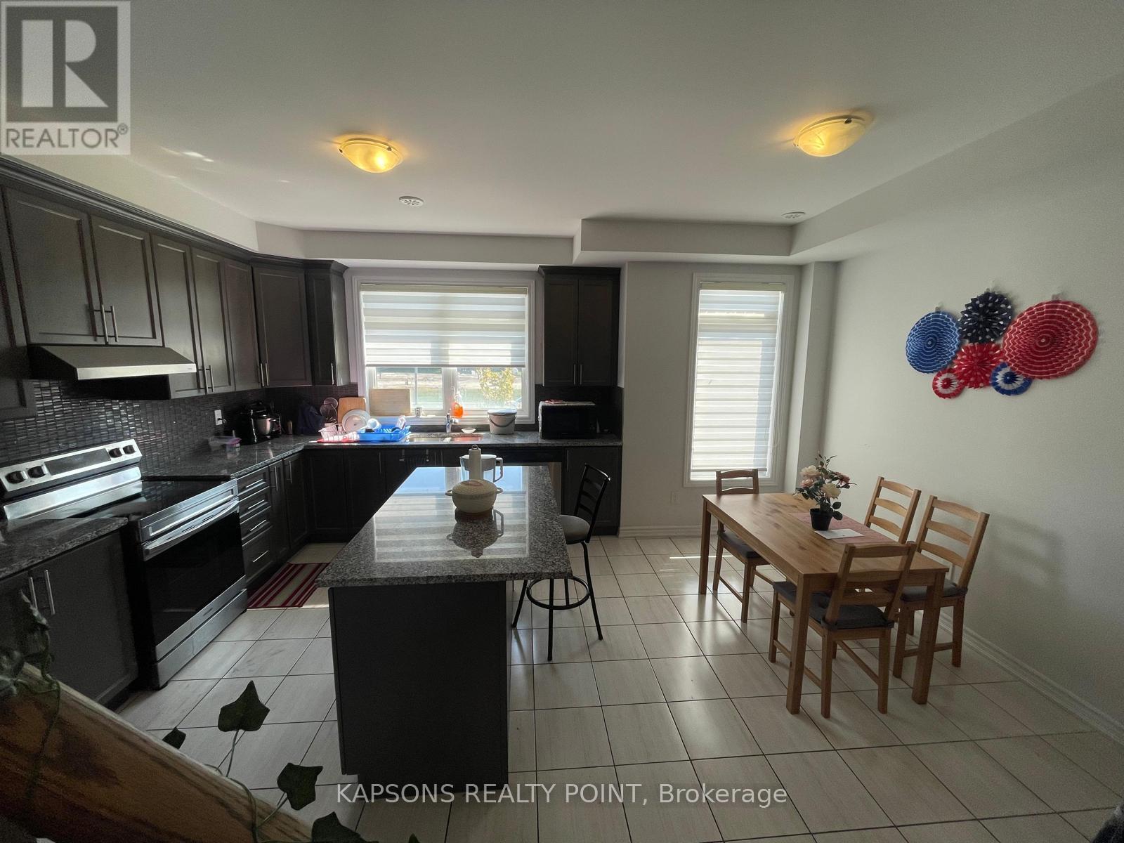 11 Gemma Place, Brampton, Ontario  L6Z 0J5 - Photo 4 - W12485916