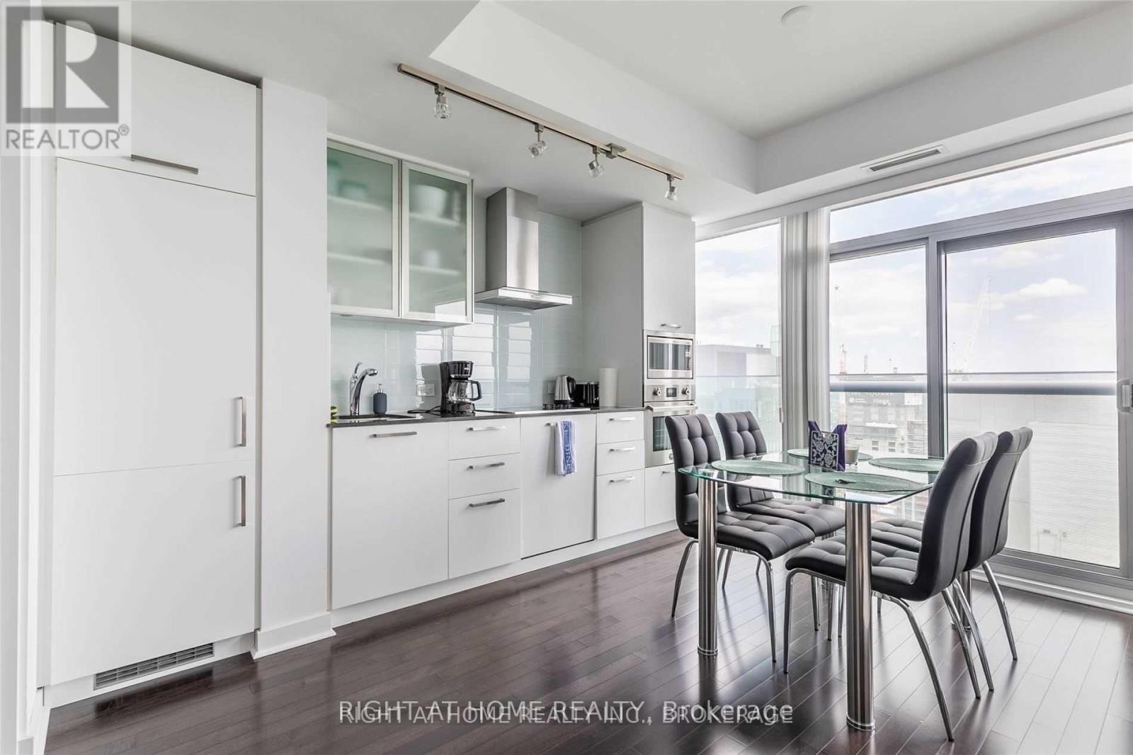 5512 - 14 York Street, Toronto, Ontario  M5J 2Z2 - Photo 4 - C12494546