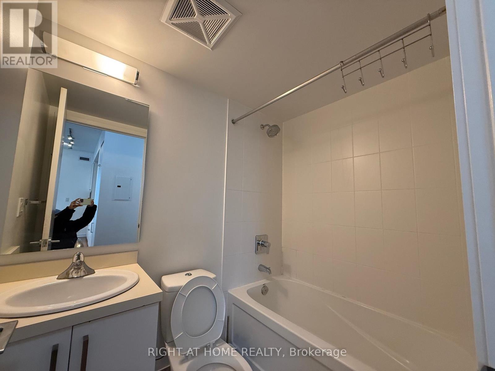 4702 - 12 York Street, Toronto, Ontario  M5J 0A9 - Photo 13 - C12494550