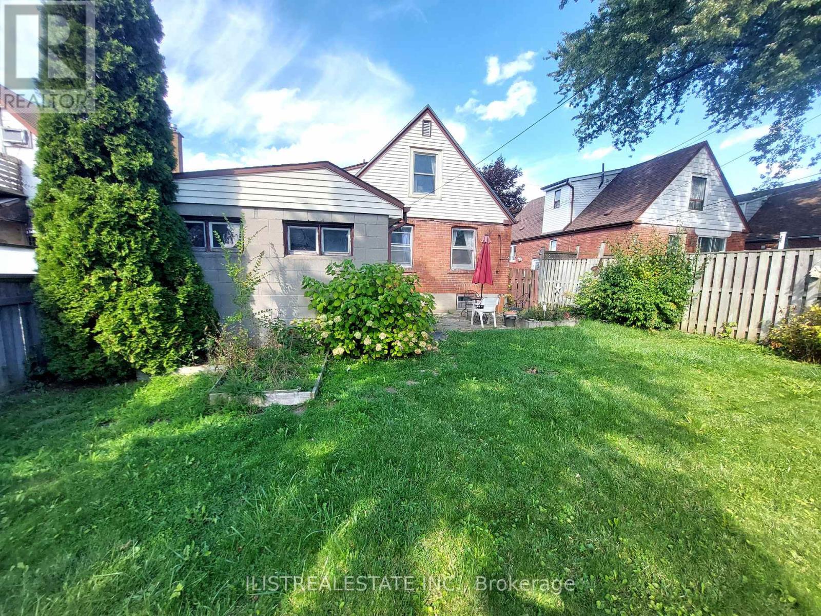 29 Holland Avenue, Toronto, Ontario  M4B 2C4 - Photo 2 - E12494544