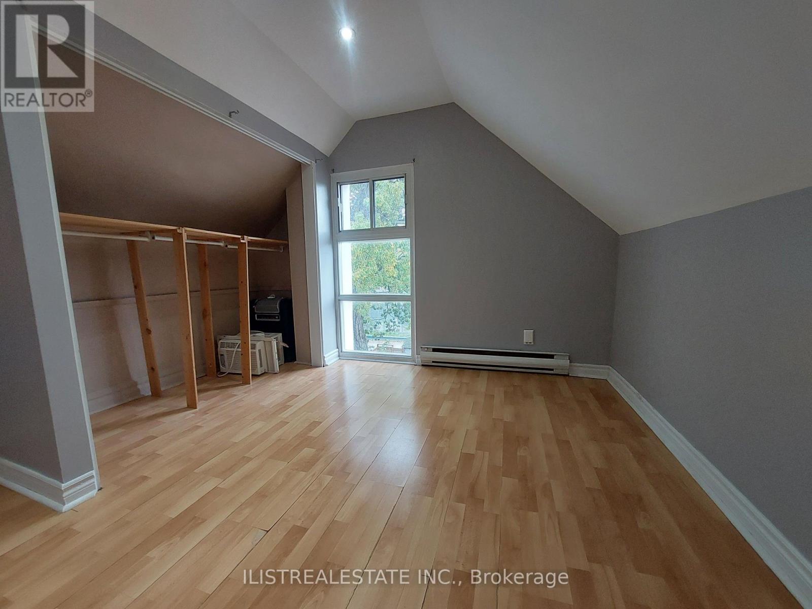 Upper - 2143 Gerrard Street E, Toronto, Ontario  M4E 2C1 - Photo 12 - E12494558