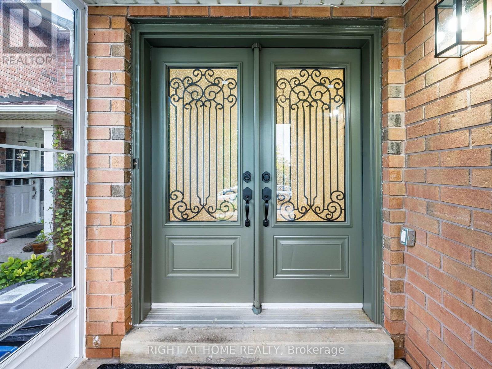 1156 Prestonwood Crescent, Mississauga, Ontario  L5V 2V3 - Photo 3 - W12494508