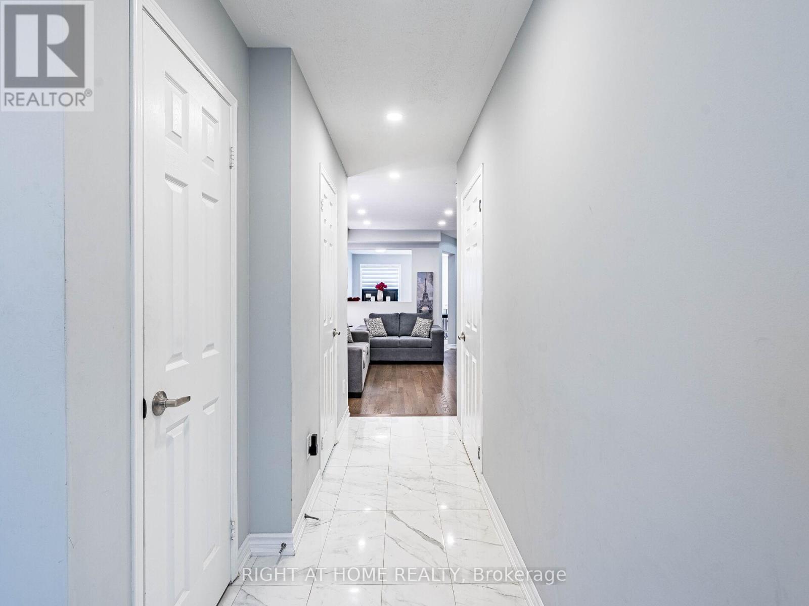 1156 Prestonwood Crescent, Mississauga, Ontario  L5V 2V3 - Photo 5 - W12494508