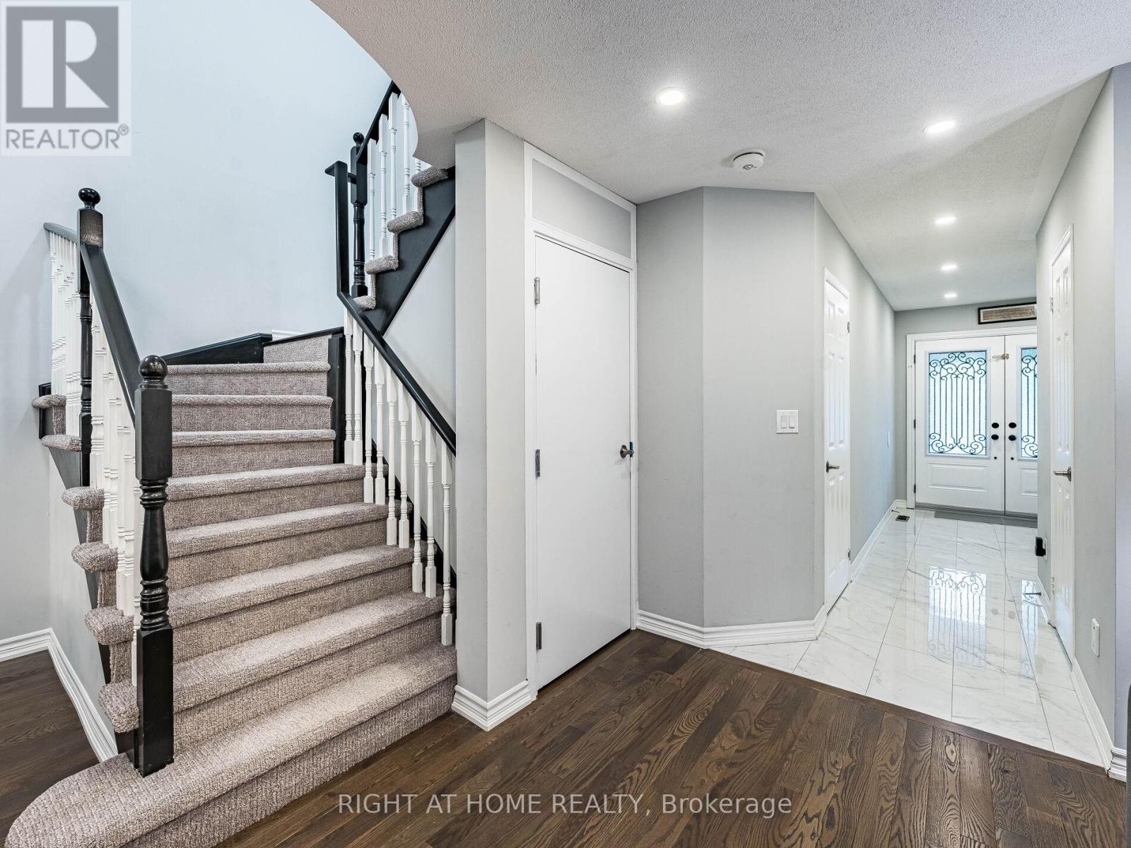 1156 Prestonwood Crescent, Mississauga, Ontario  L5V 2V3 - Photo 9 - W12494508