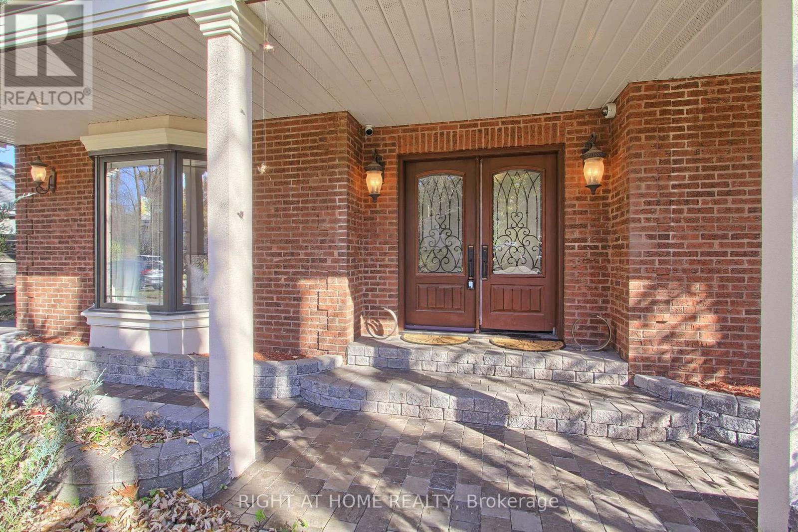 45 Pleasant Avenue, East Gwillimbury, Ontario  L9N 1A2 - Photo 4 - N12494620