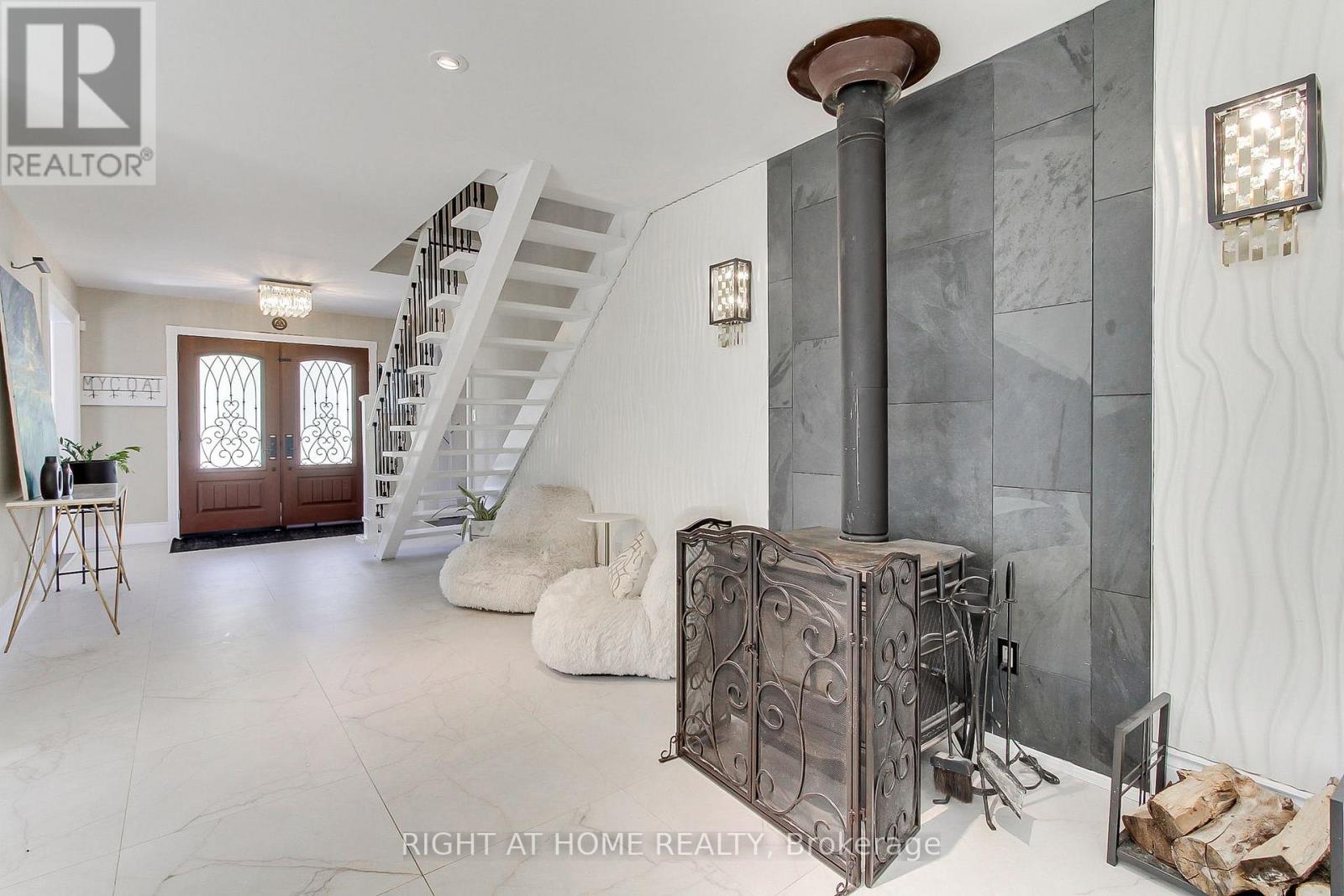 45 Pleasant Avenue, East Gwillimbury, Ontario  L9N 1A2 - Photo 6 - N12494620