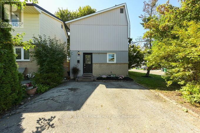 1 Greenarrow Court, Brampton, Ontario  L6S 2K1 - Photo 2 - W12494614