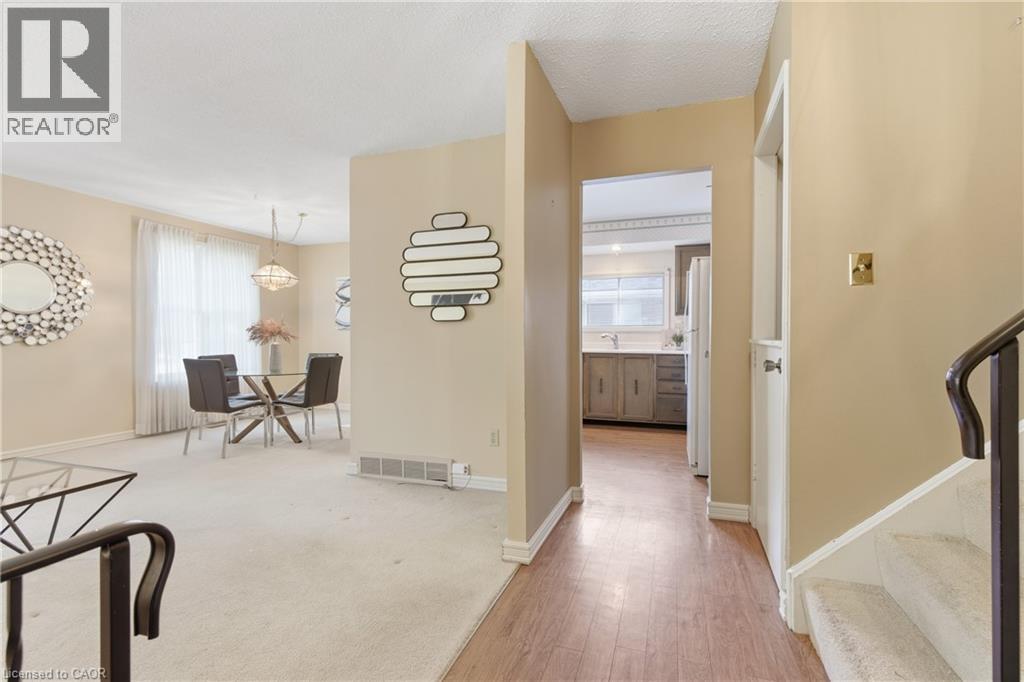 7 Farmer Court, Hamilton, Ontario  L9C 5X9 - Photo 4 - 40773897