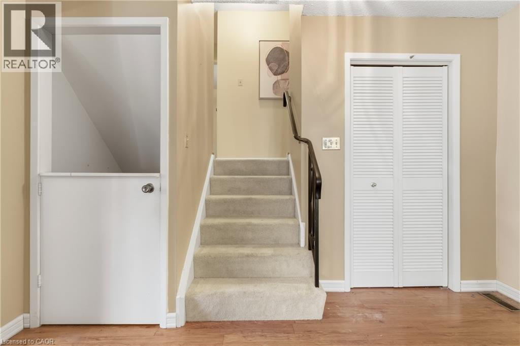 7 Farmer Court, Hamilton, Ontario  L9C 5X9 - Photo 5 - 40773897