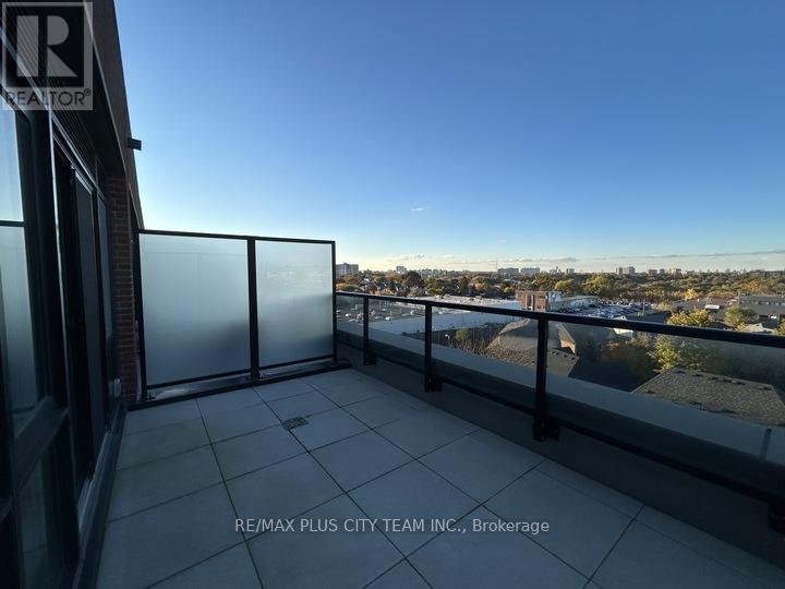 718 - 2300 St Clair Avenue, Toronto, Ontario  M6N 0B3 - Photo 2 - W12494642