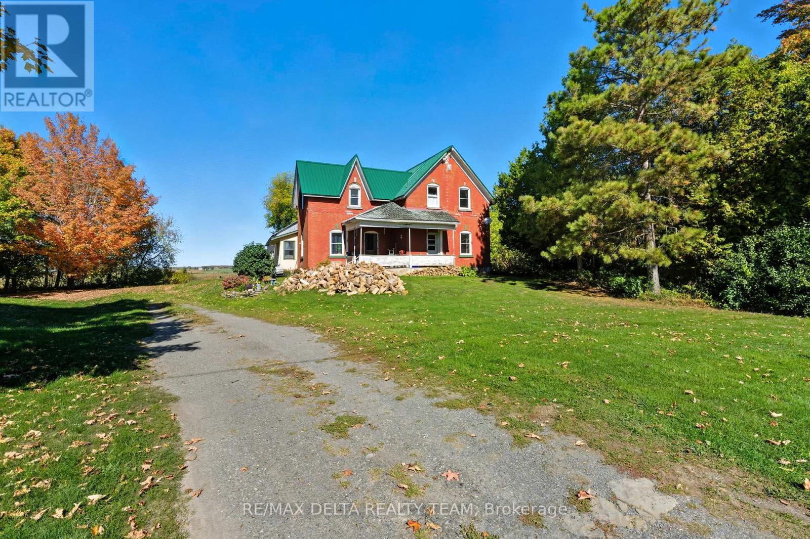 North Dundas House for sale:  3 bedroom 2,000 sq.ft. (Listed 2025-10-31)