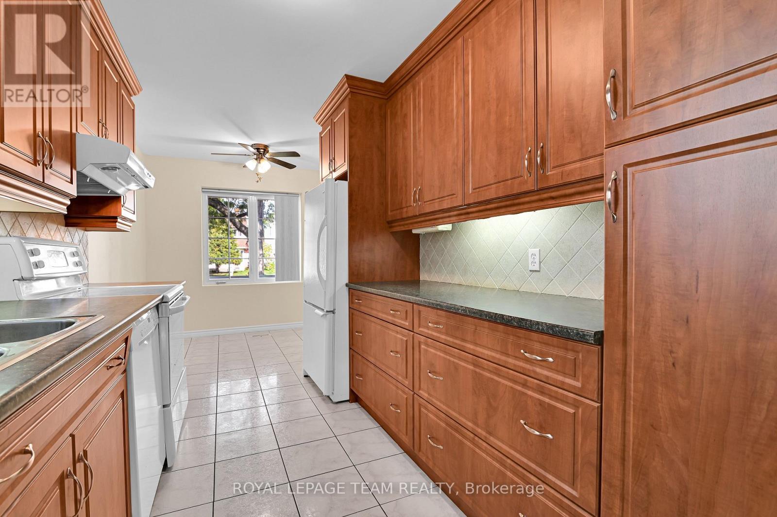 310 Mceachern Crescent, Ottawa, Ontario  K1E 3K2 - Photo 10 - X12494768